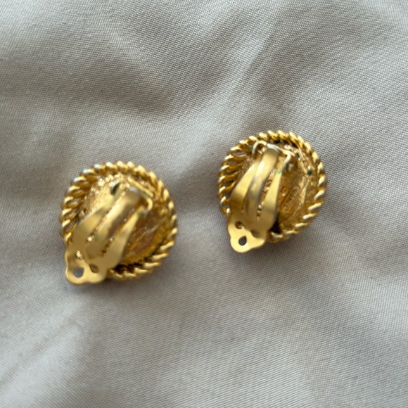 CHANEL Vintage Pearl Clip On Earrings Gold REAL - Picture 5 of 9